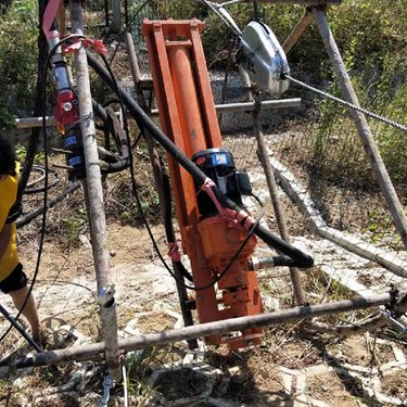 四川广安矿山凿岩打岩石100型风动钻机 山西朔州轻型钻机钻杆钻头120型